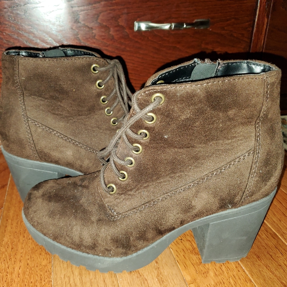 Soda brand suede lace boots